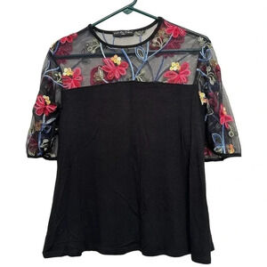 Kim & Cami NWOT embroidered blouse. Size small